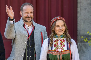 Haakon norvég koronaherceg és egyetlen lánya 2024. május 17-én a norvég nemzeti ünnepen, amint a gyerekek felvonulását nézik