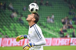 Tego jeszcze nie było. Bramkarz przy rzucie karnym odwrócił się do strzelca plecami