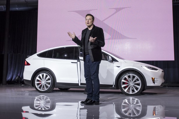 29 września br. sześciu szczęśliwców otrzymało kluczyki do ekskluzywnej wersji samochodu Tesla Model X, najnowszego elektrycznego pojazdu koncernu Tesla Motors. „Model X wyznacza nową poprzeczkę dla całej branży motoryzacyjnej. To samochód z przyszłości” - podkreślił podekscytowany Elon Musk, prezes Tesla Motors w czasie prezentacji.