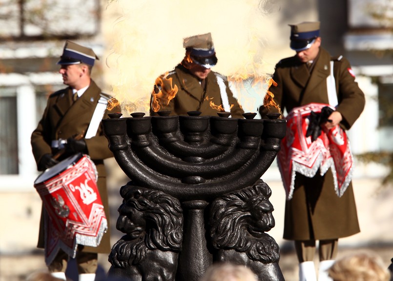Muzeum Historii Żydów Polskich ma być płaszczyzną spotkania dwóch narodów, które przez wiele lat żyły na jednej ziemi. Mówiła o tym minister kultury Małgorzata Omilanowska podczas uroczystości otwarcia stałej wystawy.