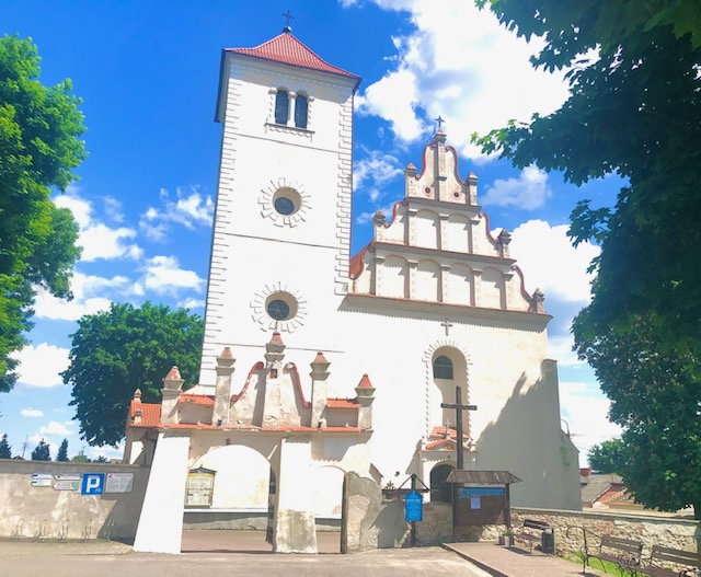 W Janowicu pierwotny kościół drewniany istniał już około 1326 roku. Z kolei świątynię murowaną, pw. św. Stanisława biskupa oraz św. Małgorzaty, wzniósł około 1350 Bodzanta, herbu Poraj, biskup krakowski.