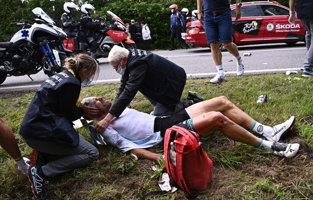 Opatrywany kolarz podczas pierwszego etapu Tour de France