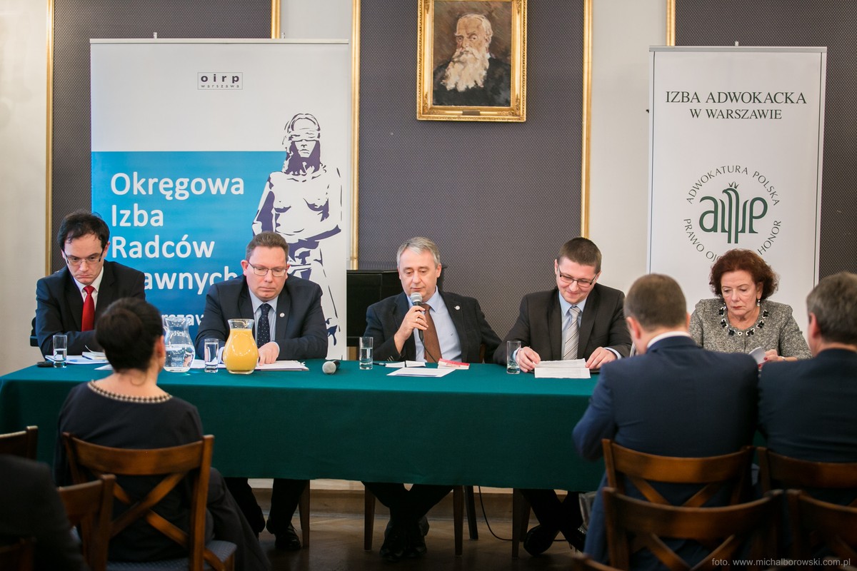 od lewej: adw. dr Wojciech Marchwicki, r. pr. Leszek Korczak – dziekan OIRP we Wrocławiu, dr Tomasz Scheffler – główny rzecznik dyscyplinarny – Krajowa Izba Radców Prawnych, sędzia Łukasz Kluska – zastępca przewodniczącego Zespołu ds. karnych – przedstawiciel Stowarzyszenia Sędziów Polskich Iustitia, sędzia Irena Kamińska – prezes Stowarzyszenia Sędziów Themis