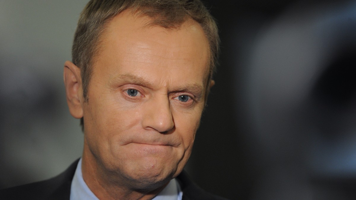 Premier Donald Tusk, odnosząc się do sprawy zatrzymanych w Warszawie włoskich kibiców Lazio Rzym, powiedział, że "w Polsce nie będzie żadnych ułatwień ani żadnej życzliwości pod adresem tych, którzy napadają na policjantów i naruszają ład publiczny".