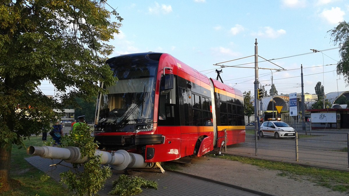 Dziś rano, około godziny 4, tramwaj Pesa Swing "zbiegł" podczas serwisu. Wcześniej pojazd uległ awarii, a gdy zajmowali się nim serwisanci, pojazd nagle ruszył. Sam pokonał siedem skrzyżowań, ignorując czerwone światła i przejścia dla pieszych. Zatrzymał się dopiero wtedy, gdy się wykoleił.