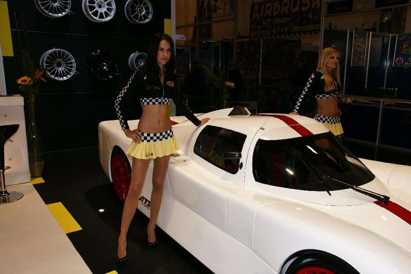 Gorące dziewczyny i szybkie maszyny z Essen Motor Show 2009