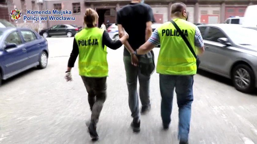 Grupa nastolatków pobiła policjanta, bo zwrócił im uwagę