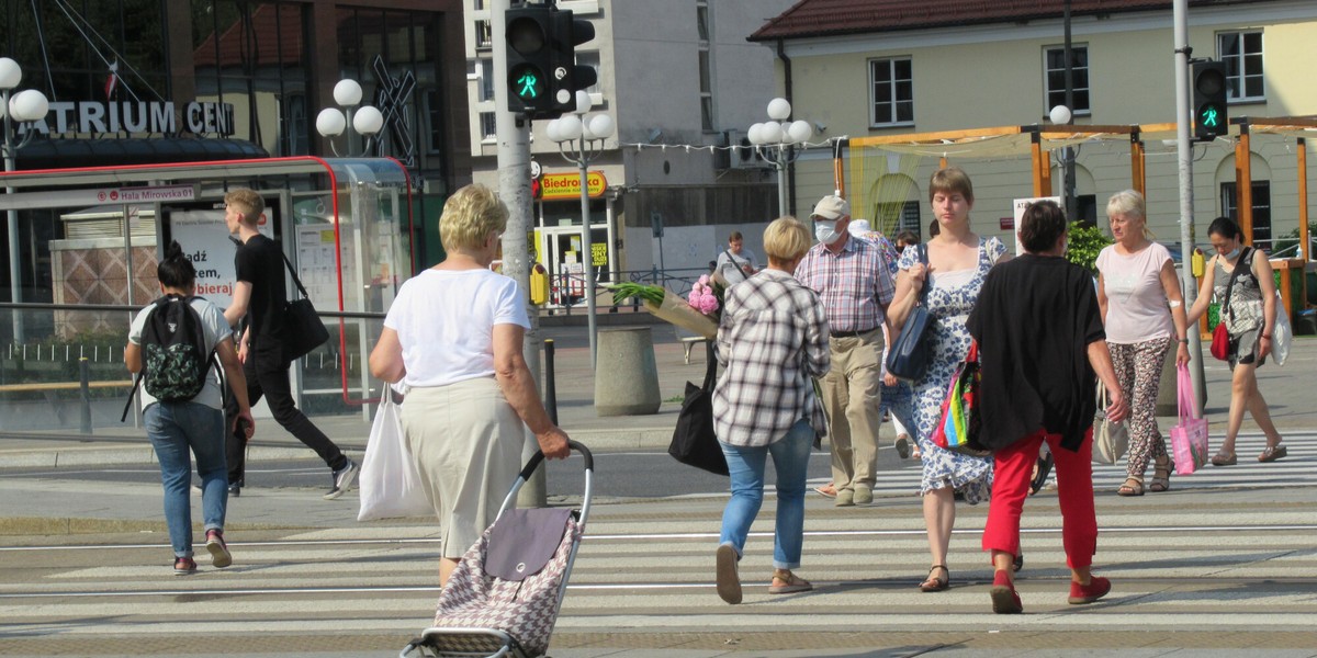 Polacy widzą przyszłość raczej w czarnych barwach.