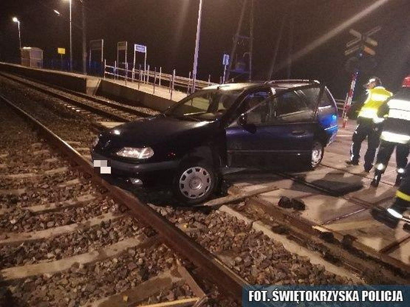 Samochód ugrzązł na przejeździe kolejowym w Ludyniu