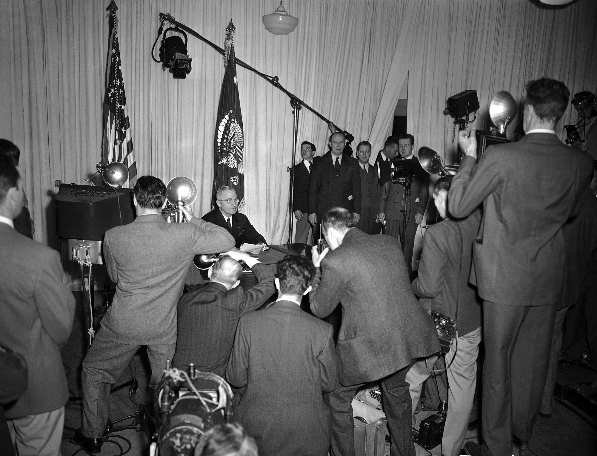 Na archívnej snímke z 8. mája 1945 americký prezident Harry S. Truman oznámil prostredníctvom rozhlasu úplné víťazstvo nad fašistickým Nemeckom v 2. svetovej vojne.