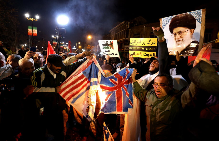 Irańscy protestujący palą flagi Wielkiej Brytanii i USA podczas demonstracji solidarności z narodem palestyńskim.