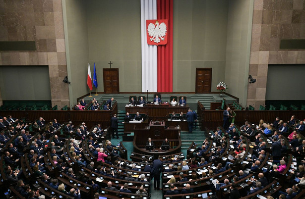 Posłowie na sali obrad Sejmu w Warszawie