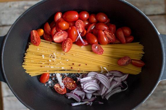 Jednogarnkowe spaghetti-obiad gotowy w 10 minut!