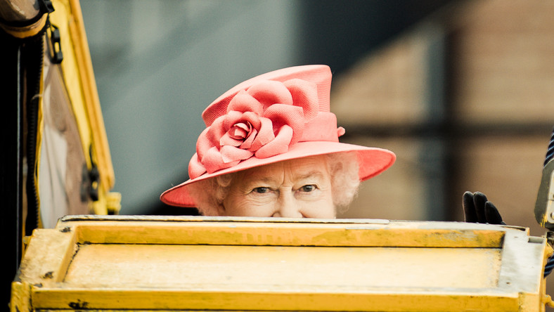 Królowa Elżbieta II zamieszana w skandal podatkowy? Kulisy "Paradise Papers"