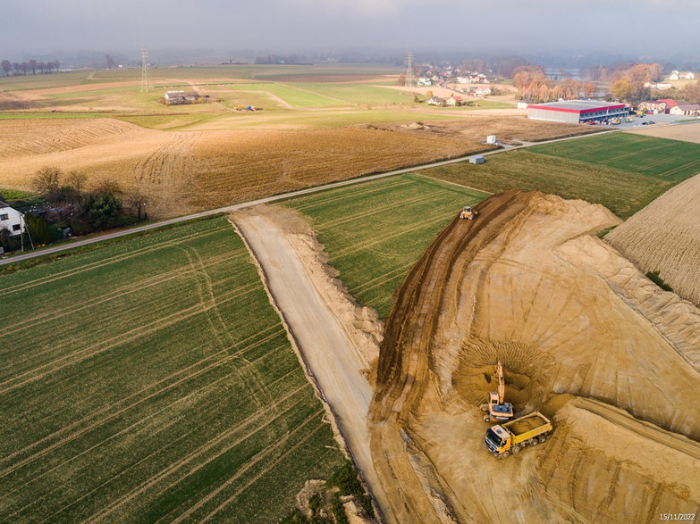 Budowa drogi ekspresowej S-1 - odcinek Dankowice - węzeł Suchy Potok - zdjęcia z drona - 15.11.2022 - autor: GDDKiA