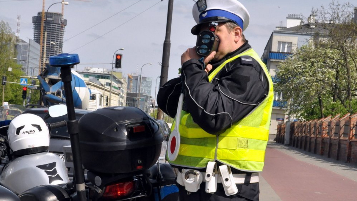 Na terenie samej Warszawy dwie osoby zginęły, a 10 zostało rannych. Na stołecznych ulicach doszło do dziewięciu wypadków i ponad stu kolizji, zatrzymanych zostało kilkudziesięciu pijanych kierowców. Policjanci podsumowują akcję "Znicz". – Było nieco spokojniej, niż rok temu. Odnotowaliśmy co prawda więcej kolizji, ale było mniej wypadków – oceniają.