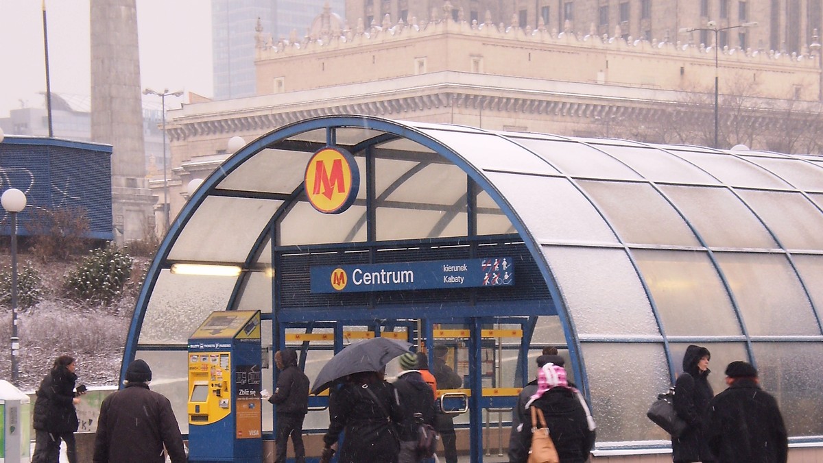 Warszawa: Metro Centrum, schody nadal wyłączone