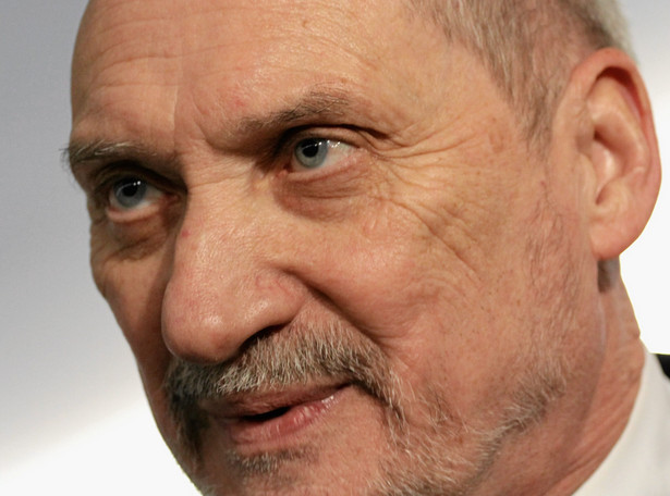 Macierewicz prosi o ochronę dla ostatniego pilota ze Smoleńska