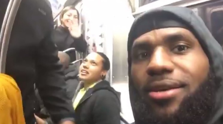 Az NBA sztárja,
LeBron James
élvezte a metrózást