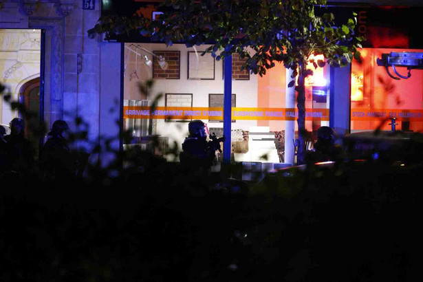 Seria ataków we Francji, policjanci w okolicy teatru Bataclan EPA/YOAN VALAT Dostawca: PAP/EPA.