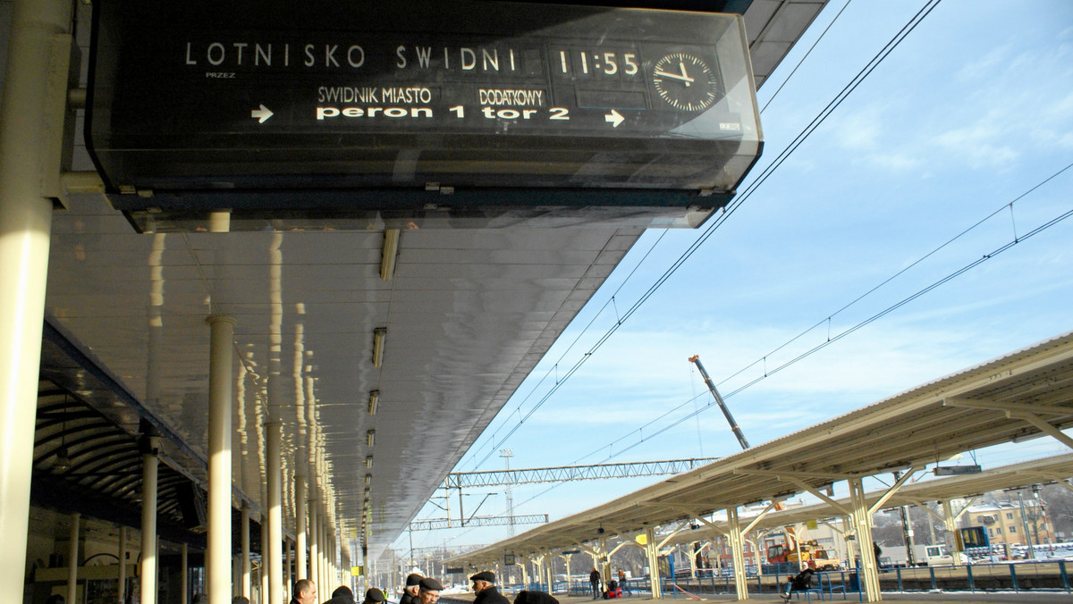 Symbolicznym wykuciem w lodzie daty otwarcia lotniska oficjalnie zainaugurował działalność Port Lotniczy Lublin. Jest to trzynasty pasażerski port lotniczy w Polsce.