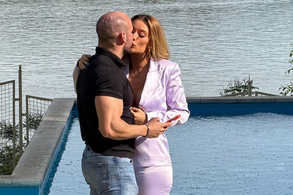 (PAPARACO) TEA TAIROVIĆ SA MUŽEM RAZMENJUJE NEŽNOST U JAVNOSTI Pevačica u satenskom kompletu BEZ BRUSHALTERA, dekolte do pupka: On je strasno ljubi