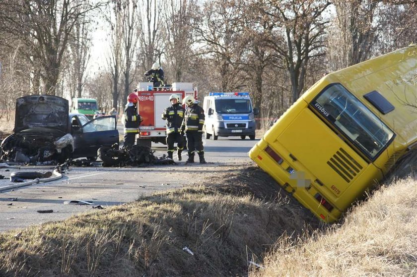 To był motocykl. Zderzył się z autobusem. Motocyklista zginął. 20 osób jest rannych