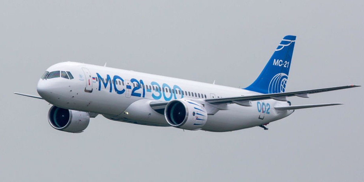 MC-21 ma być dostępny w dwóch wersjach, mogących pomieścić na pokładzie od 132 do 211 pasażerów. Po raz pierwszy wzbił się w powietrze w maju 2017 roku