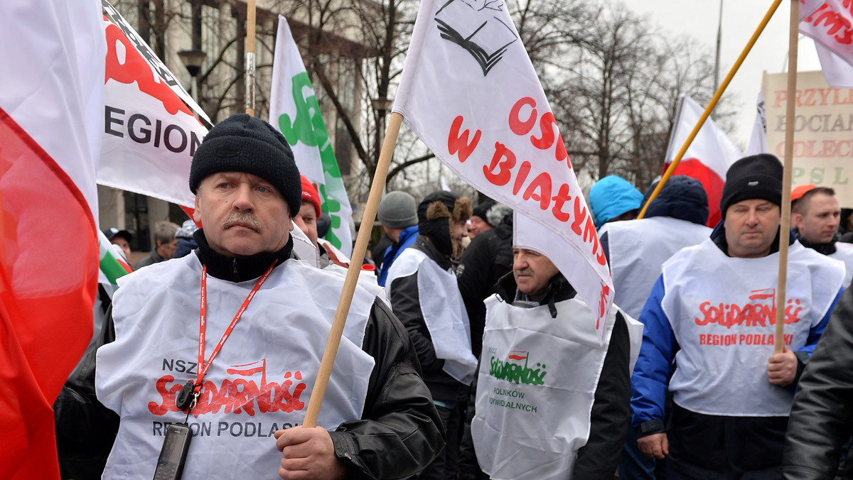 Grupa kilkuset rolników z NSZZ "Solidarność" Rolników Indywidualnych wyruszyła ok. godz. 10 spod Torwaru w Warszawie. Mają przejść pod budynek Sejmu, potem pod Kancelarię Prezesa Rady Ministrów. Rolnicy domagają się m.in. odszkodowań za straty spowodowane przez dziki.