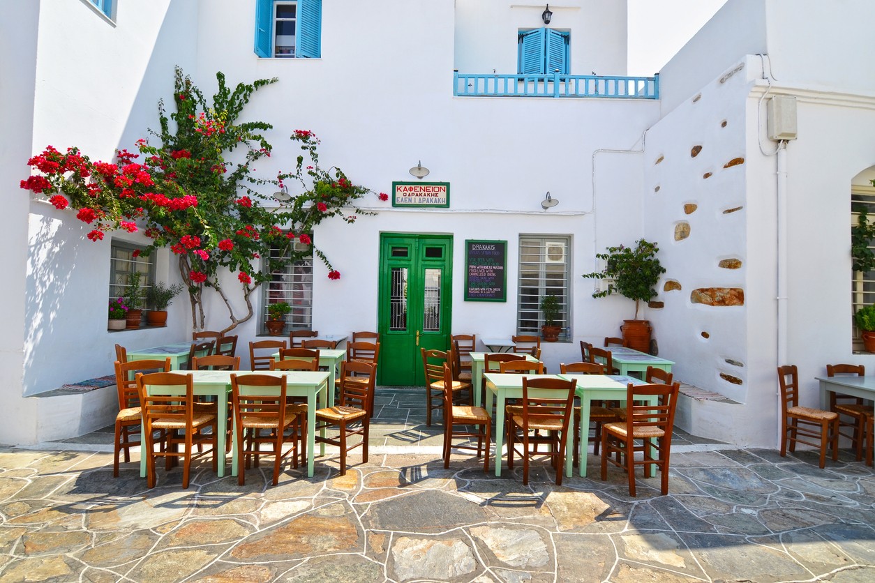 Tradičná taverna v srdci Apolónie na ostrove Sifnos.