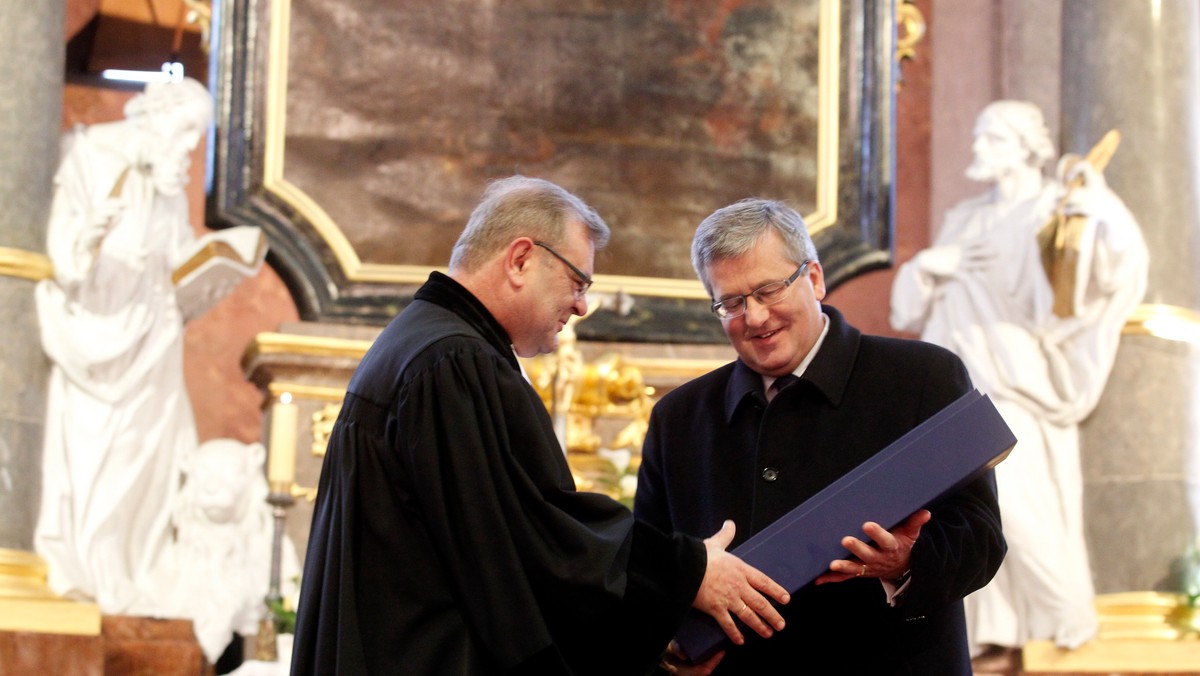 Polską wspólnotę narodową współtworzą w istotnym stopniu wspólnoty ludzi wiary, także Kościoły różniące się między sobą - powiedział prezydent Bronisław Komorowski podczas nabożeństwa wielkopiątkowego w luterańskim kościele Jezusowym w Cieszynie (Śląskie).