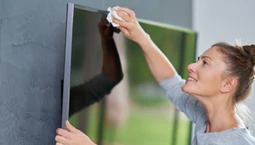 Namocz tym szmatkę i przetrzyj ekran telewizora. Trik na smugi i tłuste plamy