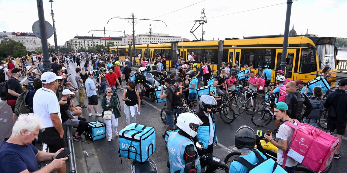 Protestujący, w tym dostawcy jedzenia, protestują blokując Most Małgorzaty, jeden z najbardziej uczęszczanych mostów w stolicy Węgier - Budapeszcie.