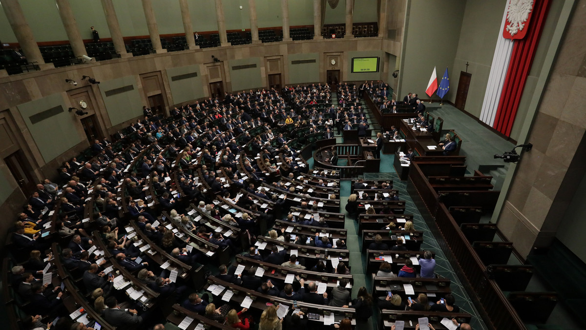 Gdyby wybory do Sejmu odbyły się w najbliższą niedzielę, PiS nie miałoby szans na objęcie samodzielnych rządów - pisze "Super Express" w sobotnio-niedzielnym wydaniu.