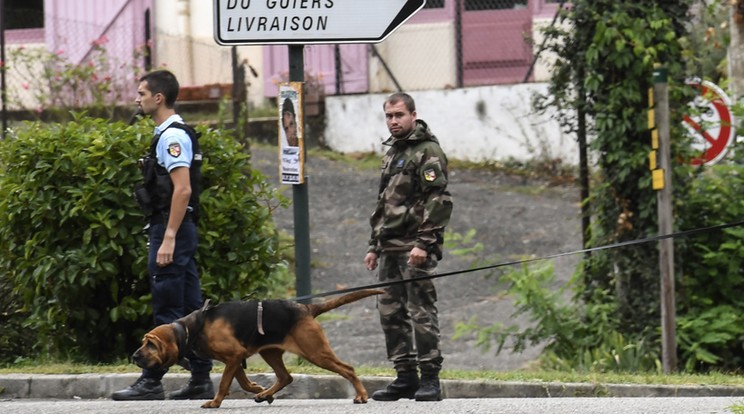 A rendőrök mellett barlangászok és búvárok is keresik a kislány /Fotó: AFP