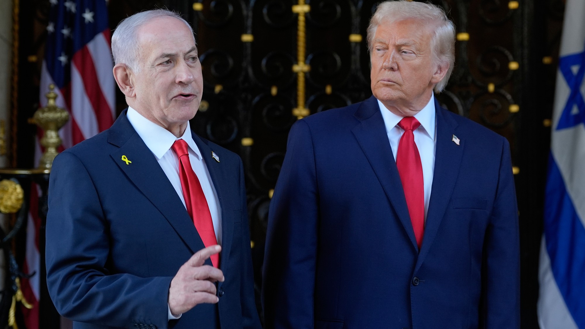 Americký prezident Donald Trump (vpravo) a izraelský premiér Benjamin Netanjahu počas stretnutia v sídle Mar-a-Lago na Floride v utorok 29. decembra 2025.