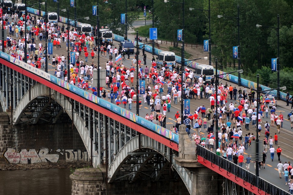 WARSZAWA KIBICE NA MOŚCIE PONIATOWSKIEGO