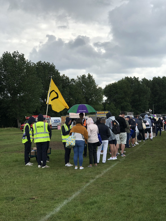 Żółta flaga wyznaczająca koniec kolejki po bilety na Wimbledon