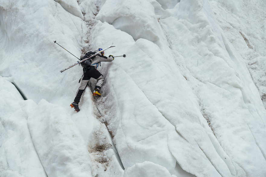 Andrzej Bargiel zjechał na nartach z czterech ośmiotysięczników, w tym z najtrudniejszego z nich – K2. By to zrobić, musi najpierw wejść na nie z nartami na plecach. Narty ważą, a nachylenia często są bardzo duże.