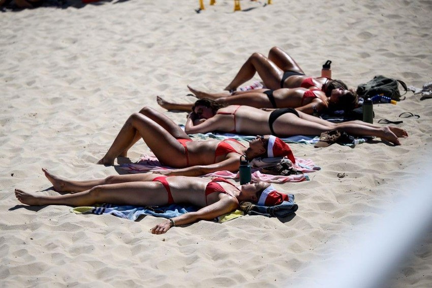 Uživanje na plaži u Australiji - tu su i prigodne kape | Foto: BIANCA DE MARCHI/EPA-EFE/REX/Shutterstock