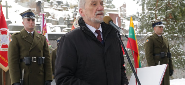 Macierewicz: Eksplozja w salonce nr 3. Prokuratura zakwestionowała wniosek biegłych