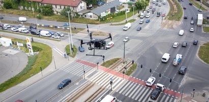 Policyjny dron dojrzy każdego pirata! ZDJĘCIA z ronda są ostre. Wszystko na nich widać