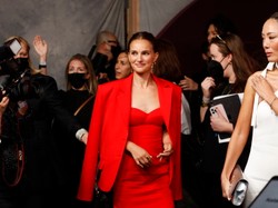 Lepszego efektu z "totalną czerwienią" nie dałoby się osiągnąć. Piękna stylizacja Natalie Portman