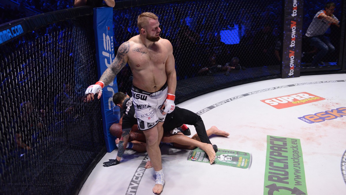 Gala KSW 34 nie zmieniła nic w kwestii mistrzów największej Polskiej federacji. Najpierw swojej pasy obronili Artur Sowiński i Tomasz Narkun, a w walce wieczoru swoją przewagę nad Jamesem McSweeney'em pokazał Karol Bedorf. Polski mistrz w wadze ciężkiej pokonał rywala przez TKO, a walka trwała trzy minuty i 33 sekundy. Po zwycięstwie Bedorf był mocno zaskoczony taktyką angielskiego przeciwnika. - Nie sprawdził, skąd ja się wywodzę? No ludzie, ja dziesięć lat startowałem w jiu-jitsu - podsumował Bedorf.