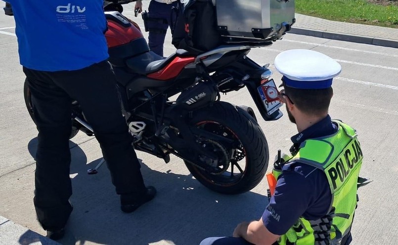 Policja sprawdza kąt odgięcia tablic rejestracyjnych w motocyklach