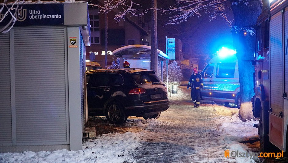 Wjechała z impetem w kiosk firmy ubezpieczeniowej w Gutkowie 