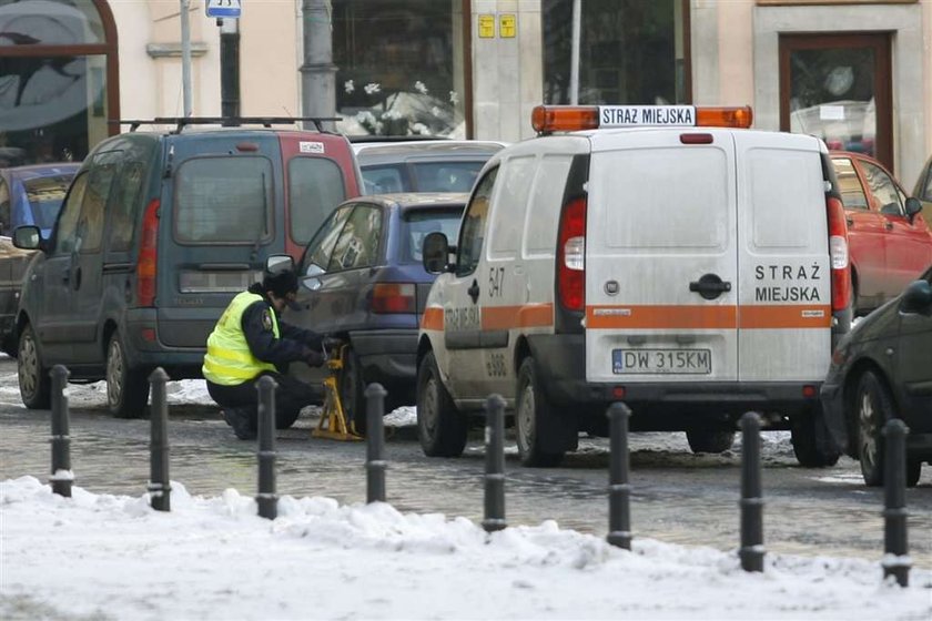 Śnieg leży a straż wystawia mandaty