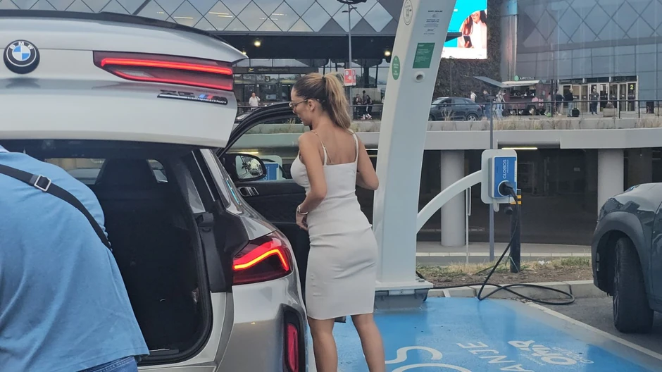 Tea sa mužem na aerodromu