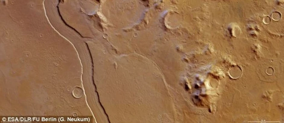 Kanal je širok oko 7km, a dubok oko 300 metara