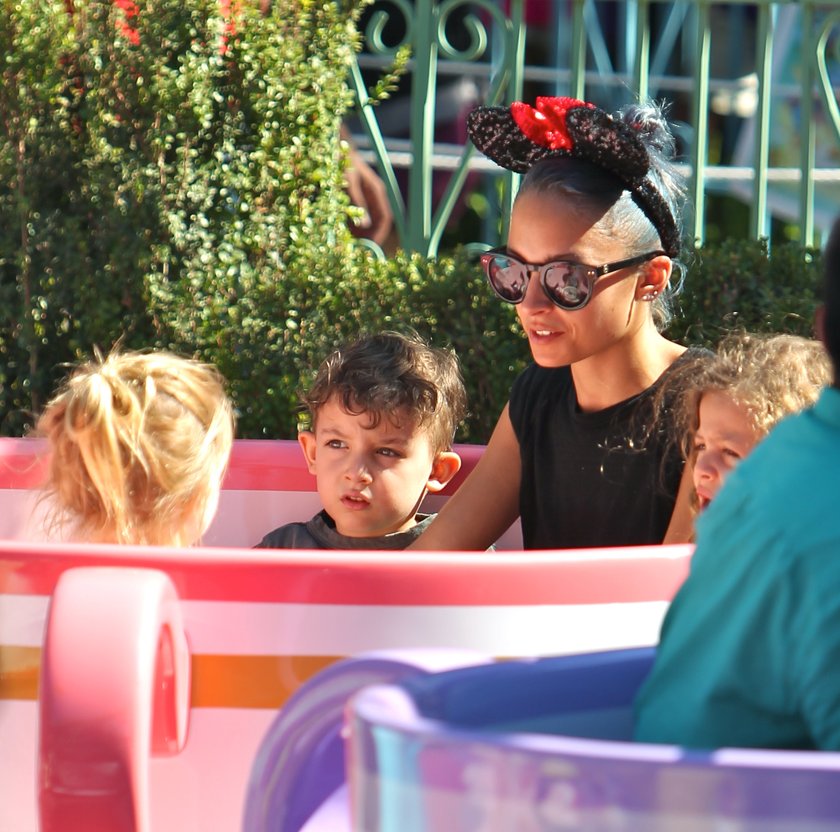 Nicole Richie wraz z dziećmi w Disneylandzie